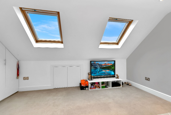 Atap Mansard dengan Jendela Velux